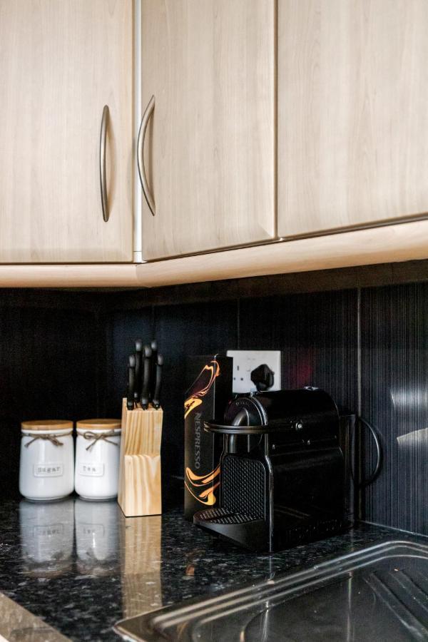 Elegant Kensington Apartment With Patio Londen Buitenkant foto