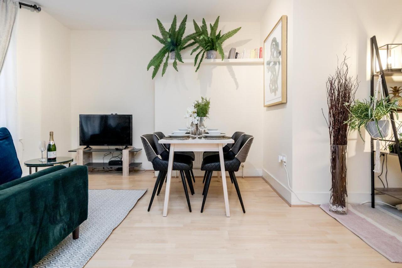 Elegant Kensington Apartment With Patio Londen Buitenkant foto
